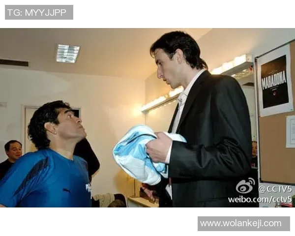 美女记者与足球明星热吻瞬间引发媒体热议与粉丝狂欢